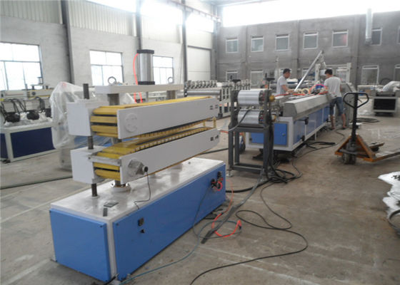 Un buon prezzo. Linea di produzione di plastica di legno di profilo del PVC WPC di profilo del PE dei pp, profilo di plastica di legno che fa macchinario in linea