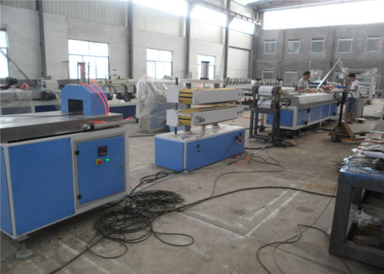 Un buon prezzo. Linea di produzione di plastica di profilo del PVC dei pp PW, profilo di plastica che fa macchina in linea