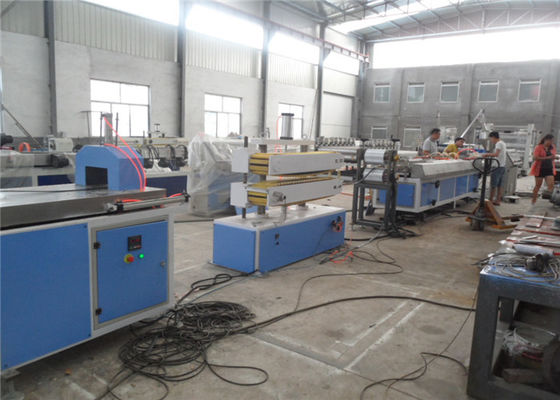 Un buon prezzo. Linea di legno dell'estrusione di profilo del PVC del macchinario composito di plastica di legno/WPC in linea