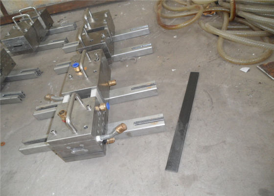 Un buon prezzo. Macchina per profilati in PVC WPC WPC Porta Finestra in PVC Linea di produzione di profili in plastica con estrusore a doppia vite in linea