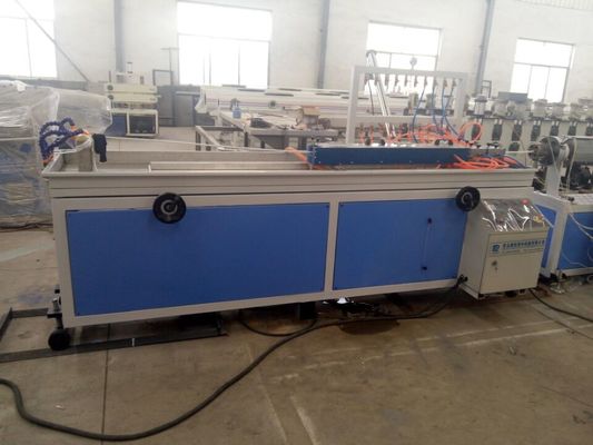 Un buon prezzo. Linea di produzione di plastica di profilo del PVC/processo di plastica del legno dell'estrusione di profilo in linea