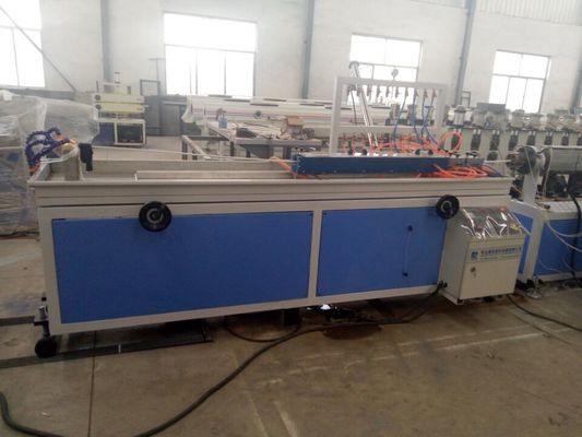 Un buon prezzo. Linea di plastica dell'estrusione di profilo del PVC WPC, finestra del PVC WPC e linea di produzione di plastica di profilo della porta in linea