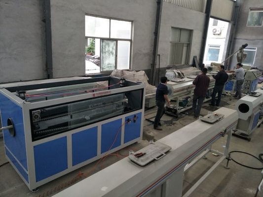 Un buon prezzo. Linea di plastica fabbricazione di lavoro a catena dell'estrusione del tubo del PVC UPVC del CE del tubo di scarico del rifornimento idrico in linea