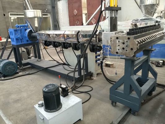Un buon prezzo. macchina del bordo della schiuma di 380V 50hz Wpc, strato della schiuma del PVC che fa completamente automatico a macchina in linea