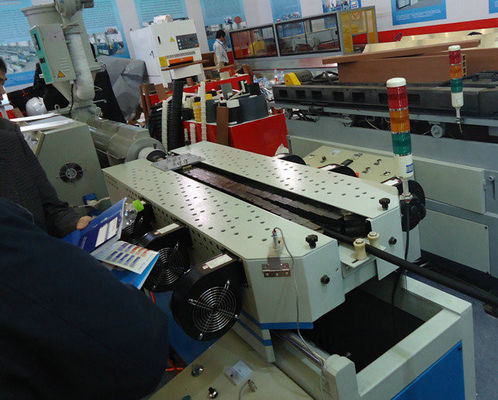 Un buon prezzo. Linea di produzione ondulata a parete semplice del tubo del PVC con 300kg/h in linea
