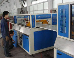 Un buon prezzo. Linea composita di plastica di legno dell'estrusione del PVC Wpc per il modello della costruzione di edifici in linea