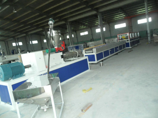 Un buon prezzo. Linea di produzione di plastica composita di legno di profilo per la bordatura, estrusione composita di legno Manchine di profilo in linea