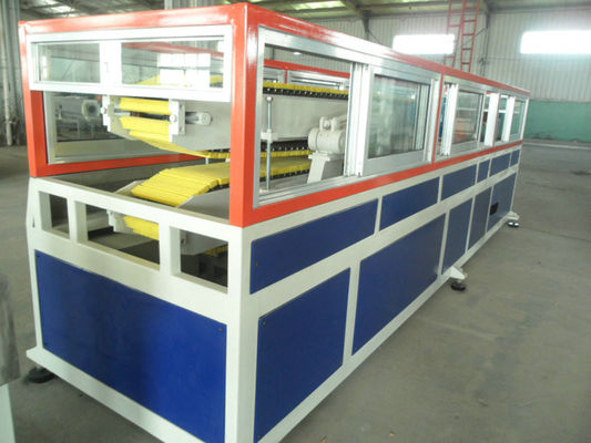 Un buon prezzo. Linea di produzione di profilo del PVC WPC per il pannello isolante sano in linea
