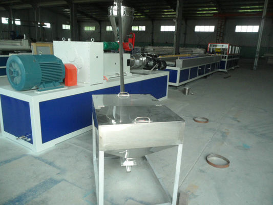 Un buon prezzo. Linea gemellata dell'estrusione di profilo del PVC della plastica WPC di progettazione della vite per il recinto del pavimento di Decking in linea