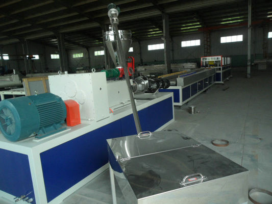Un buon prezzo. Profilo di plastica che fa la linea di produzione di profilo di WPC, linea completamente automatica dell'estrusione di profilo del PVC in linea