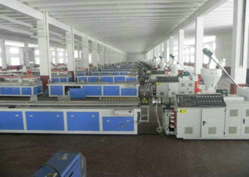 Un buon prezzo. Linea di produzione del bordo di bordatura del PVC di WPC, doppio estrusore a vite in linea