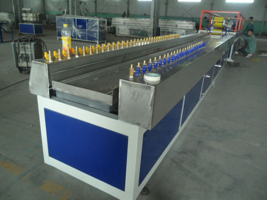 Un buon prezzo. Linea di produzione di profilo dell'inferriata WPC, espulsore della plastica di profilo del corridoio di WPC pp/PE in linea