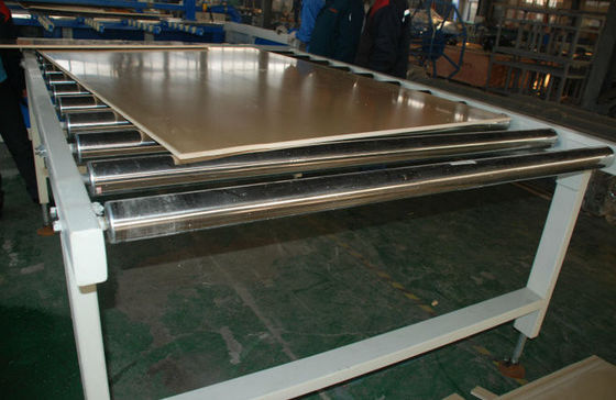 Un buon prezzo. Fabbricazione completamente automatica del modello della costruzione della macchina del bordo della schiuma del PVC WPC in linea