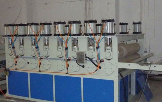 Un buon prezzo. Il PVC si imbarca sull'estrusione Manchine con l'estrusore a vite gemellato, espulsore del bordo della schiuma della crosta del PVC in linea