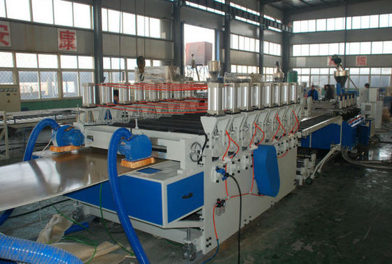 Un buon prezzo. Macchina del bordo della schiuma del PVC/linea 1220mm dell'estrusione per lo scrittorio/sedia in linea