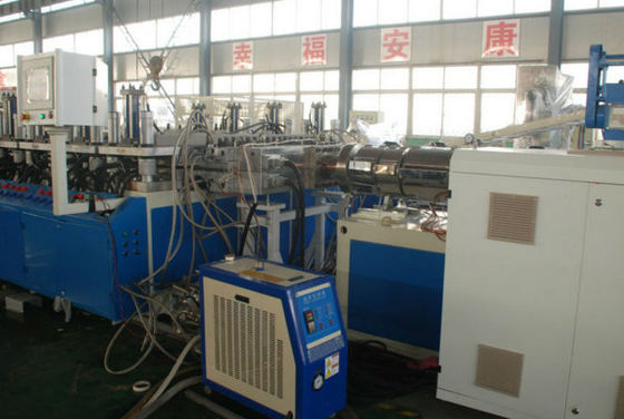 Un buon prezzo. Macchina del bordo della schiuma del PVC, doppio estrusore a vite conico automatico in linea