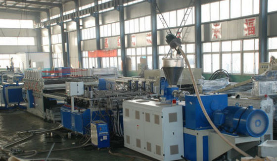 Un buon prezzo. Macchina ad alta velocità del bordo della schiuma del PVC, estrusore a vite gemellato conico in linea