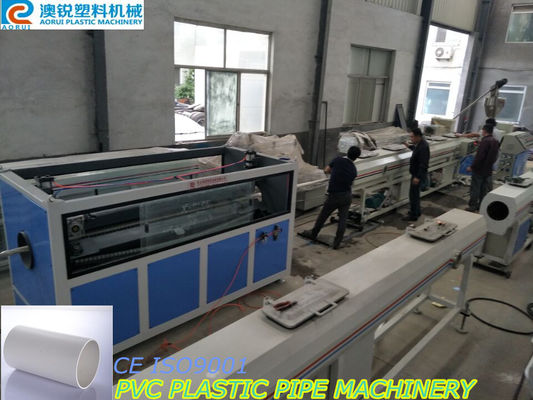 Il PVC convoglia il tubo di plastica a macchina dell'estrusione che fa la linea di produzione dell'estrusione del tubo del macchinario/PVC