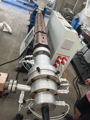 Un buon prezzo. Linea di produzione di tubi in PE LK a inverter in grado di produrre tubi in plastica con sistema di controllo avanzato e funzionamento stabile in linea