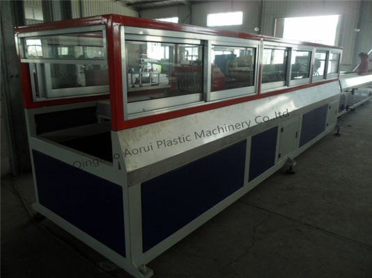 Un buon prezzo. Macchi la linea di plastica dell'estrusione di profilo del PVC WPC dell'acciaio, macchina del pannello di Ceilling di profilo di WPC in linea
