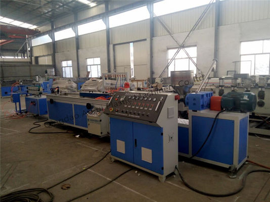Un buon prezzo. Linea di plastica completamente automatica dell'estrusione di profilo del CE per produzione di profilo della finestra del PVC in linea