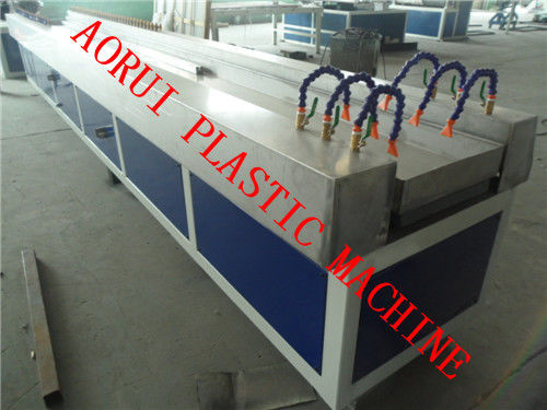 Un buon prezzo. Linea dell'estrusione di profilo di Wpc del pannello di parete del PVC, linea di produzione di profilo di Wpc in linea