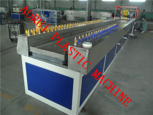 Un buon prezzo. Linea di produzione di plastica di profilo della divisione di cabina di WPC, macchina di profilo del banco in linea