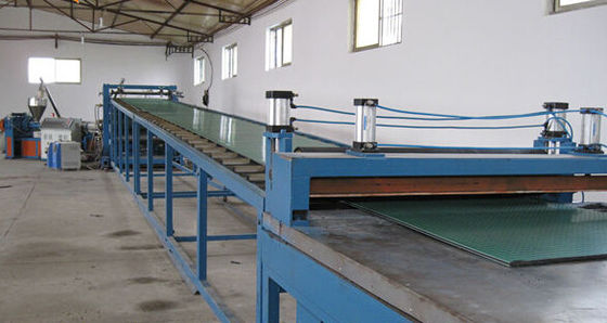 Un buon prezzo. Linea di produzione di plastica del bordo del PVC WPC, bordo ad alto rendimento del PVC che fa macchina in linea
