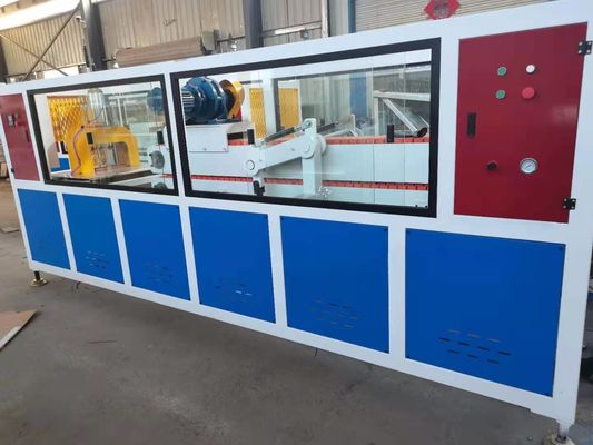 Un buon prezzo. Linea di plastica di timbratura calda espulsore dell'estrusione di profilo di profilo del PVC di larghezza di 300mm in linea