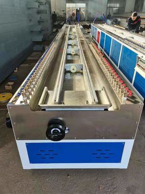 Un buon prezzo. Linea di plastica espelsa linea dell'estrusione di profilo dell'estrusione di profilo del soffitto WPC della finestra in linea