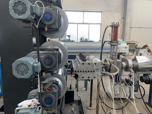 Un buon prezzo. Doppia macchina gemellata di soffocamento del bordo della schiuma del PVC della vite in linea
