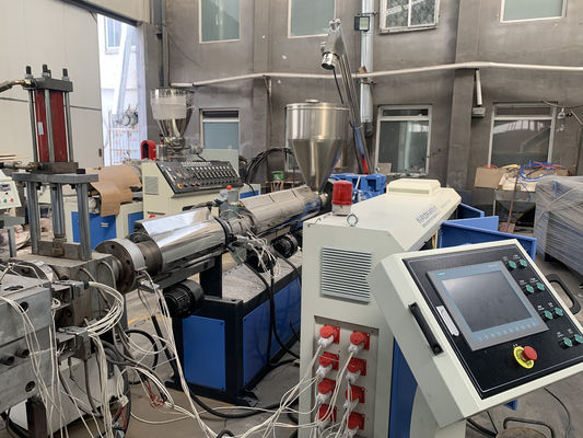 Un buon prezzo. La doppia macchina completamente automatica del bordo del PVC Wpc della vite ha espulso in linea