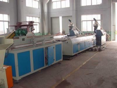Un buon prezzo. Estrusione di plastica di profilo della porta della finestra della macchina di profilo del PVC Wpc della doppia vite in linea