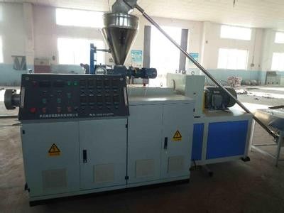 Un buon prezzo. La linea di plastica dell'estrusione di profilo del CE per la plastica ed il legno del PVC ha spumato profilo e piatto in linea