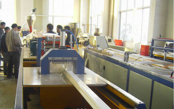 Un buon prezzo. Linea di plastica dell'estrusione di profilo del padiglione all'aperto di WPC, macchinario di profilo della plancia in linea