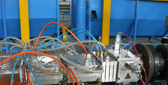 Un buon prezzo. Linea di produzione di plastica di profilo del pannello di Celling del PVC rendimento elevato in linea