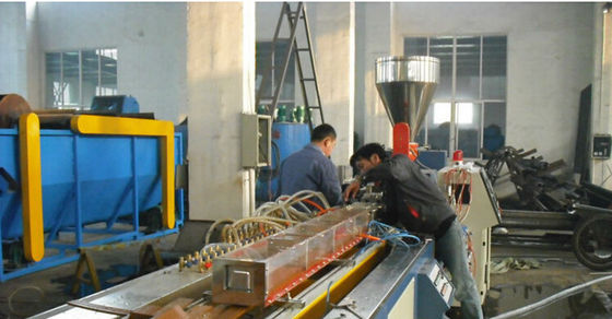 Un buon prezzo. 22kw 120kg/H 10m/linea minima dell'estrusione di profilo del PVC WPC, profilo di plastica che fa macchina in linea