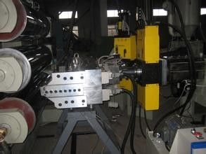 Un buon prezzo. Linea di plastica dell'estrusione del bordo del PE dei pp con l'arto ed i vassoi artificiali in linea