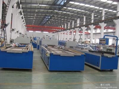 Un buon prezzo. linea di produzione del bordo di larghezza WPC di 600-1250mm con la macchina di laminazione in linea