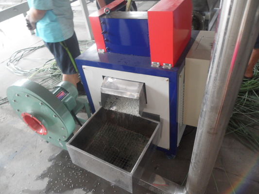 Un buon prezzo. I granelli di plastica riciclati gancio la macchina, film/bottiglia PE/dei pp si sfalda espulsore dell'appalottolatore in linea