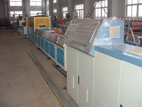 Un buon prezzo. Linea di produzione di plastica di profilo del pallet WPC in linea