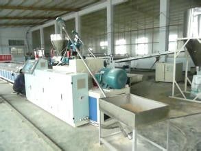 Un buon prezzo. Linea di produzione di profilo della mobilia WPC, macchinario composito di plastica di legno di profilo del soffitto in linea