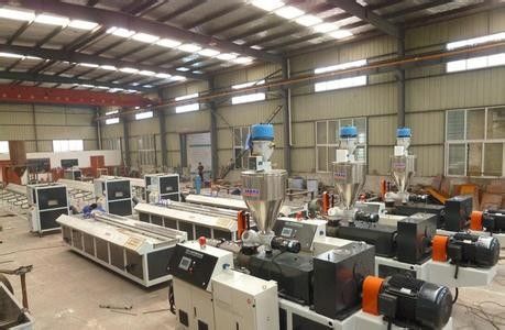 Un buon prezzo. Macchina di plastica dell'estrusione dello strato di WPC, estrusore a vite gemellato conico in linea