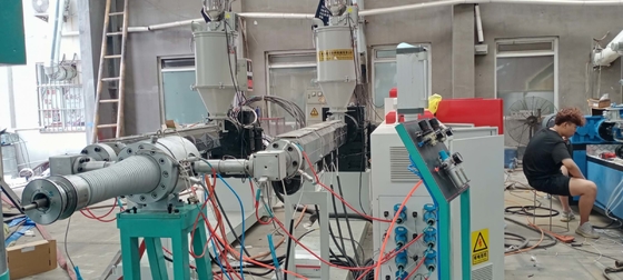 Un buon prezzo. Rifinitura doppia di CNC della macchina di fabbricazione del tubo di HPVC Dwc in linea