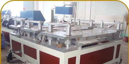 Un buon prezzo. Macchina di plastica dell'estrusione della vite gemellata, linea di produzione del bordo di WPC in linea