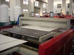 Un buon prezzo. Macchina automatica piena del bordo della schiuma di WPC, doppio estrusore a vite di plastica di legno in linea