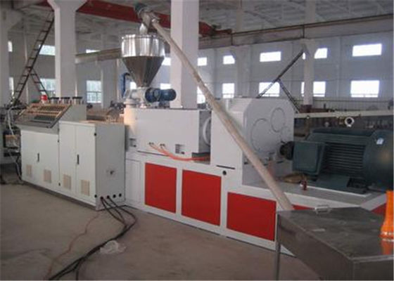 Un buon prezzo. Linea di produzione professionale del bordo di WPC per il pannello della costruzione in linea