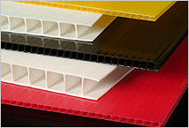 Un buon prezzo. Cavità del PC/linea a macchina/di plastica estrusione di plastica di griglia di produzione per la decorazione della pubblicità in linea