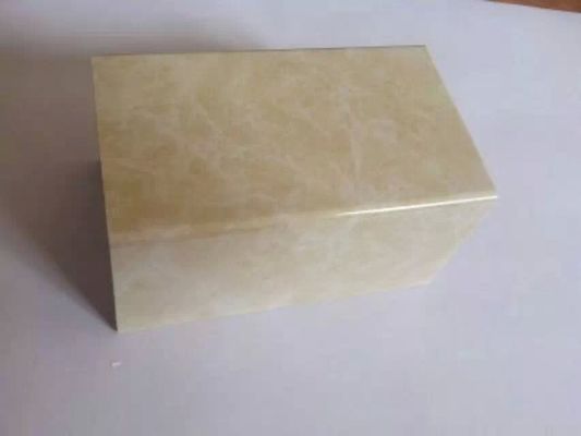 Un buon prezzo. Linea di produzione di plastica di profilo del marmo del PVC WPC, macchina della plastica di profilo della decorazione in linea